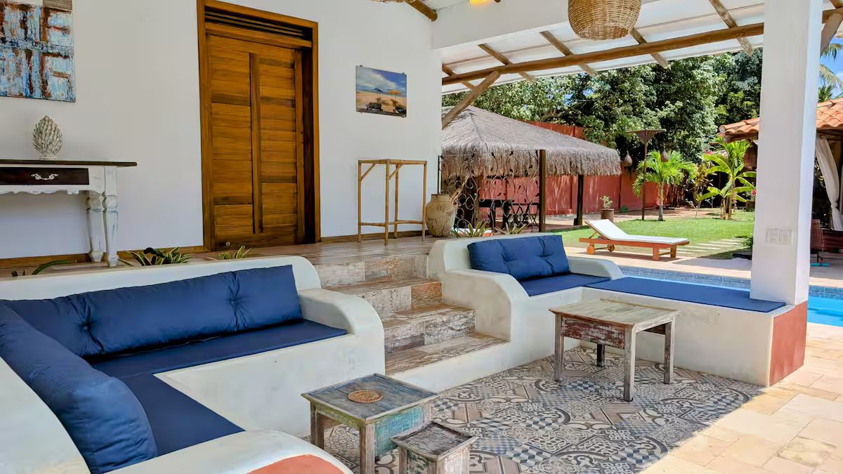 Sala de estar junto a la piscina