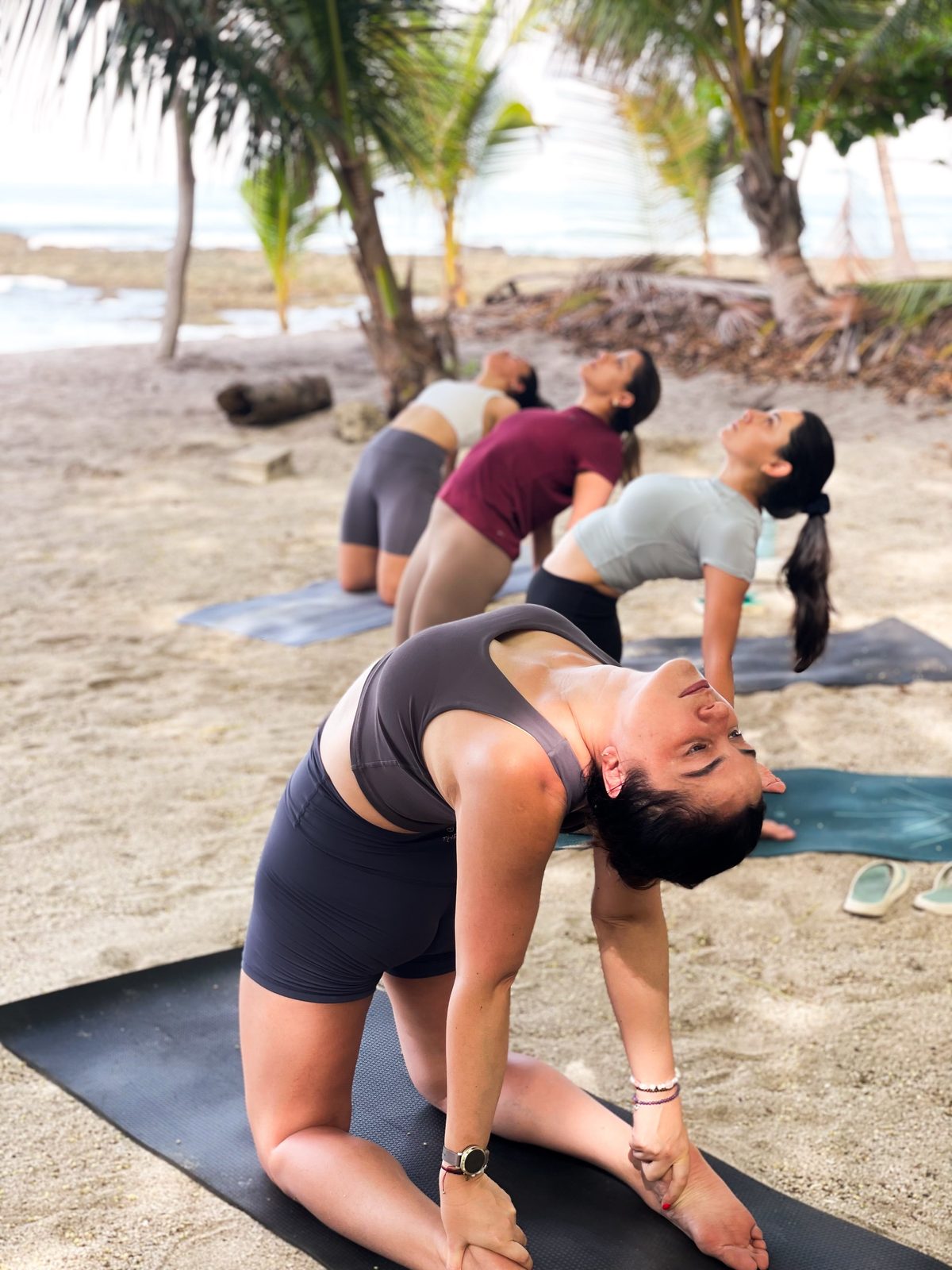 Círculo de yoga al atardecer